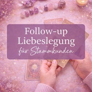 Könnte beinhalten: Nahaufnahme eines Tarot-Lesungs-Setups mit einem lila Banner mit der Aufschrift "Follow-up Liebeslegung für Stammkunden". Das Bild zeigt Tarotkarten, Kristalle und eine brennende Kerze, die eine mystische Atmosphäre schaffen. Der Hintergrund ist ein weicher, rosafarbener Farbton.