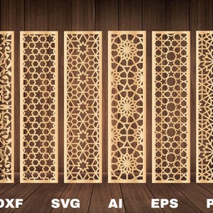 Peut inclure: Sept panneaux en bois découpés au laser avec des motifs géométriques et floraux complexes. Les panneaux sont présentés sur un fond en bois foncé. Les formats de fichiers DXF, SVG, AI, EPS et PDF sont indiqués en bas.