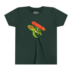 Può includere: T-shirt verde scuro con una tartaruga dei cartoni animati che indossa un razzo. La tartaruga è verde con una maschera per gli occhi rossa e un razzo legato sulla schiena. Il razzo è rosso con fiamme arancioni. La maglietta ha il testo "ZOOM GUIDE" in alto a sinistra.