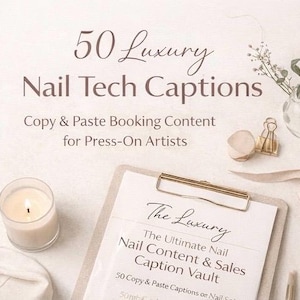 Peut inclure: Image publicitaire avec un presse-papiers, une bougie et des éléments décoratifs. Le presse-papiers affiche "The Luxury Nail Content & Sales Caption Vault" et le texte "50 Luxury Nail Tech Captions". Conçu pour les artistes d'ongles à presser.