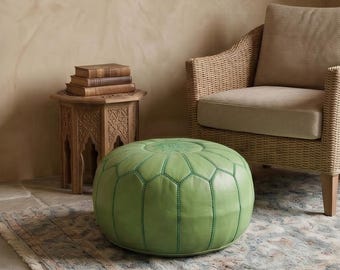 Puf marroquí de cuero verde, otomana redonda hecha a mano, puf de suelo estilo bohemio, puf decorativo vibrante para la sala de estar.