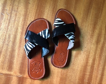 Zebra Leder Sandalen für Frauen | Handgefertigte marokkanische Schwarze Slide Sandalen | Flache offene Zehenlederschieber