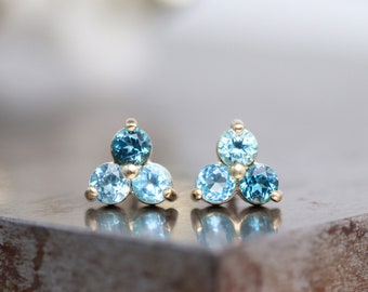 14k Gelbgold Cluster 2,5mm Blaue Edelstein Ohrstecker - Drei Stein Edelstein Ohrringe - London Blau, Swiss Blue, Sky Blue Topaz - Made to Order