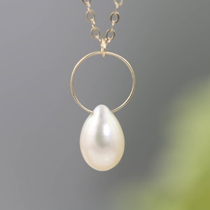 10k 14k GOLD Teardrop PEARL Necklace. Everyday Minimalist