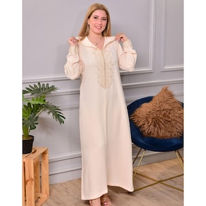 Marokkaanse zijden djellaba: met de hand geborduurde kaftan met kralen