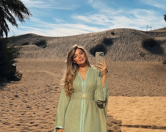 Handgefertigtes marokkanisches Kaftankleid – Bestickter Crêpe-Kaftan mit Gürtel für besondere Anlässe