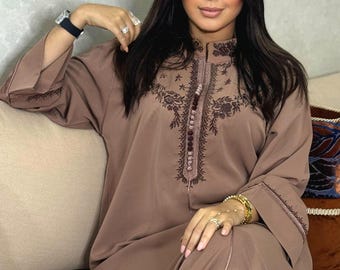 Handgemachter marokkanischer Kaftan: Bestickter Crepe, elegante Goldstickerei