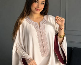 Handgemachter marokkanischer Kaftan: Bestickter Crepe, elegante Goldstickerei