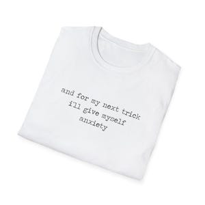 y para mi próximo truco me provocaré ansiedad / camiseta mágica de mago de la ansiedad divertida, lindo regalo de Halloween para mujeres y hombres, camiseta de mapache triste imagen 3