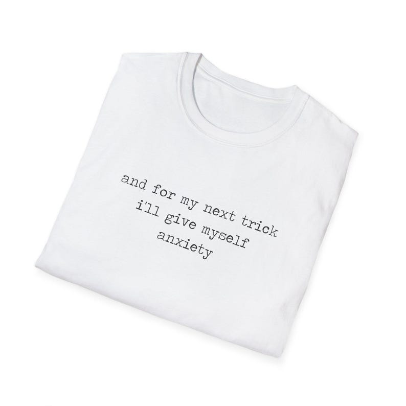 y para mi próximo truco me provocaré ansiedad / camiseta mágica de mago de la ansiedad divertida, lindo regalo de Halloween para mujeres y hombres, camiseta de mapache triste imagen 3