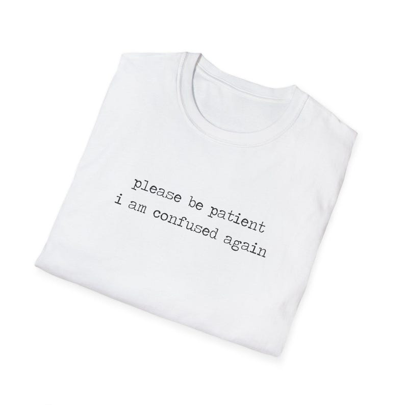 Por favor, ten paciencia, estoy confundido otra vez (camiseta) / linda camiseta de mapache, camiseta de humor neurodivergente, camiseta divertida sobre salud mental, ropa de la generación Z imagen 3