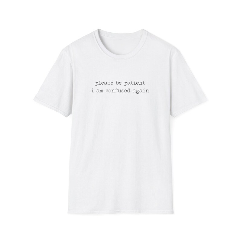 Por favor, ten paciencia, estoy confundido otra vez (camiseta) / linda camiseta de mapache, camiseta de humor neurodivergente, camiseta divertida sobre salud mental, ropa de la generación Z imagen 1