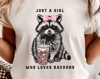 Just a Girl Who Loves wasbeer shirt schattige strikken en ijskoffie T-shirt grappig Feral Comfort Colors® T-shirt vrouwen top trendy cadeau voor haar