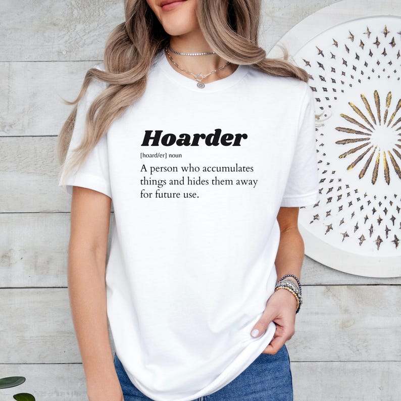 Hoarder Definition T-Shirt Funny Sarcastic Tee Gift For Collectors Garage Yard Rummage Sale Lovers Hoarder Culture afbeelding 4