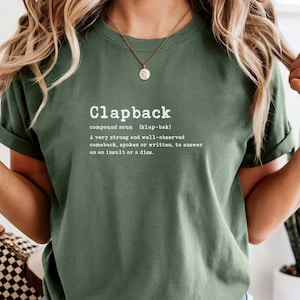 Könnte beinhalten: Rustikales Holzschild mit dem Text "Welcome to our home" in handschriftlichem Stil. Das Schild hat eine Used-Optik und ein schlichtes, einladendes Design, perfekt für eine Veranda oder einen Eingangsbereich.