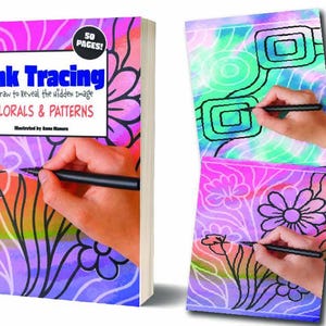 Op de afbeelding: Een boek getiteld "Ink Tracing: Florals & Patterns" met een kleurrijk bloemenontwerp op de omslag. Het boek toont een hand die een bloemenontwerp naspeurt met een zwarte pen. Het boek heeft 50 pagina's.
