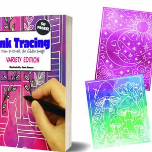 Puede incluir: Un libro titulado "Ink Tracing Variety Edition" con un dibujo a mano con un bolígrafo negro. El libro tiene una cubierta degradada púrpura y rosa con un diseño de gato y ventana. También se muestran dos impresiones artísticas coloridas con diseños de luna, sol y hongos.