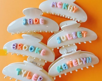 Pince à cheveux personnalisée avec prénom, pince à cheveux personnalisée avec prénom pastel, pince à cheveux personnalisée avec prénom et surnom en lettres bulles, pince à cheveux personnalisée avec initiales