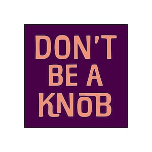 以下が含まれることがあります： 紫色の背景に、桃色の文字で「DON'T BE A KNOB」と書かれています。