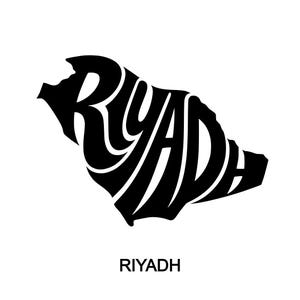 Op de afbeelding: Een zwart-wit afbeelding met het woord "Riyad" in een gestileerd lettertype, dat de vorm van een kaartomtrek vormt. Het woord "Riyad" staat ook onder de kaartomtrek afgedrukt.