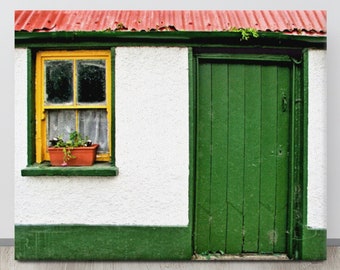 Huisje met groene deur, IERLAND fotografie, kleurrijk raam, bloembak, Ierse cottage foto, Co KERRY, Tralee, geel venster, Killarney