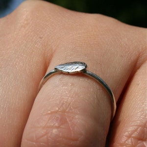 Delicate ring made in sterling silver featuring a single leaf by zulasurfing image 2