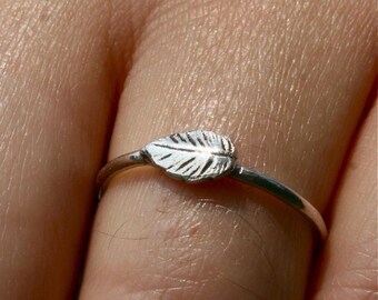 Delicate ring made in sterling silver featuring a single leaf by zulasurfing