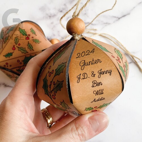 Adorno navideño de cuero personalizado: recuerdo familiar pintado a mano, adorno para el tercer aniversario.