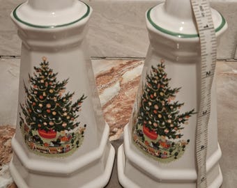 Un salero y pimentero navideño de Pfaltzgraff.
