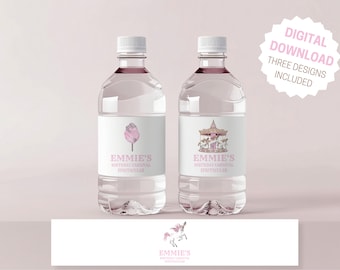 Puede incluir: Tres etiquetas imprimibles para botellas de agua con un esquema de color rosa y blanco. Las etiquetas presentan un carrusel, algodón de azúcar y un unicornio con el texto "Emmie's Birthday Carnival Spectacular".