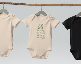 Body per neonati in cotone biologico con motivo panda, perfetto per leggere, completo da bambino a tema libri.