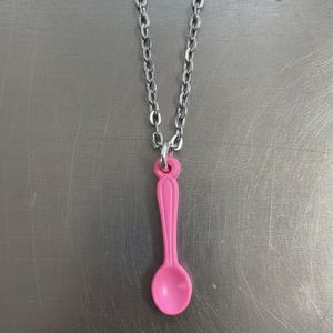 Snabbrosa skedhalsband, silverkedja, minismycken med Y2K-hänge, presenter till henne, snygg rostfri stålkedja, 90-tals Y2K-accessoarer
