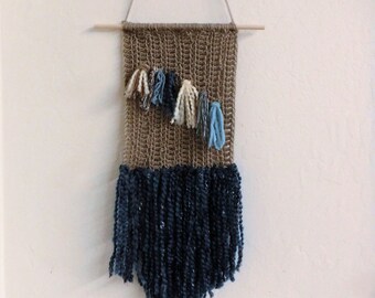 Tenture murale bohème/Hygge Crochet fait main/décoration murale de style macramé/tapisserie murale bleu jean avoine avec franges/tentures murales