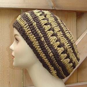 Peut inclure: Un bonnet en crochet beige et marron avec un motif textur&eacute;.