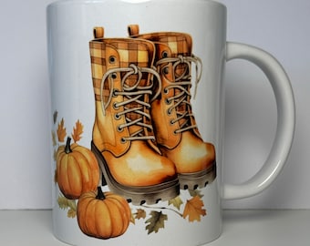 Taza de café con botas y calabazas de otoño: taza de cerámica de 15 oz