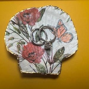 Scallop Shell Ring Dish, Shell Jewelry Dish, Coastal Decor, Cottage Core Ring Tray, Unique Bridesmaid Gifts, Decoupage Dish, Wedding Ring