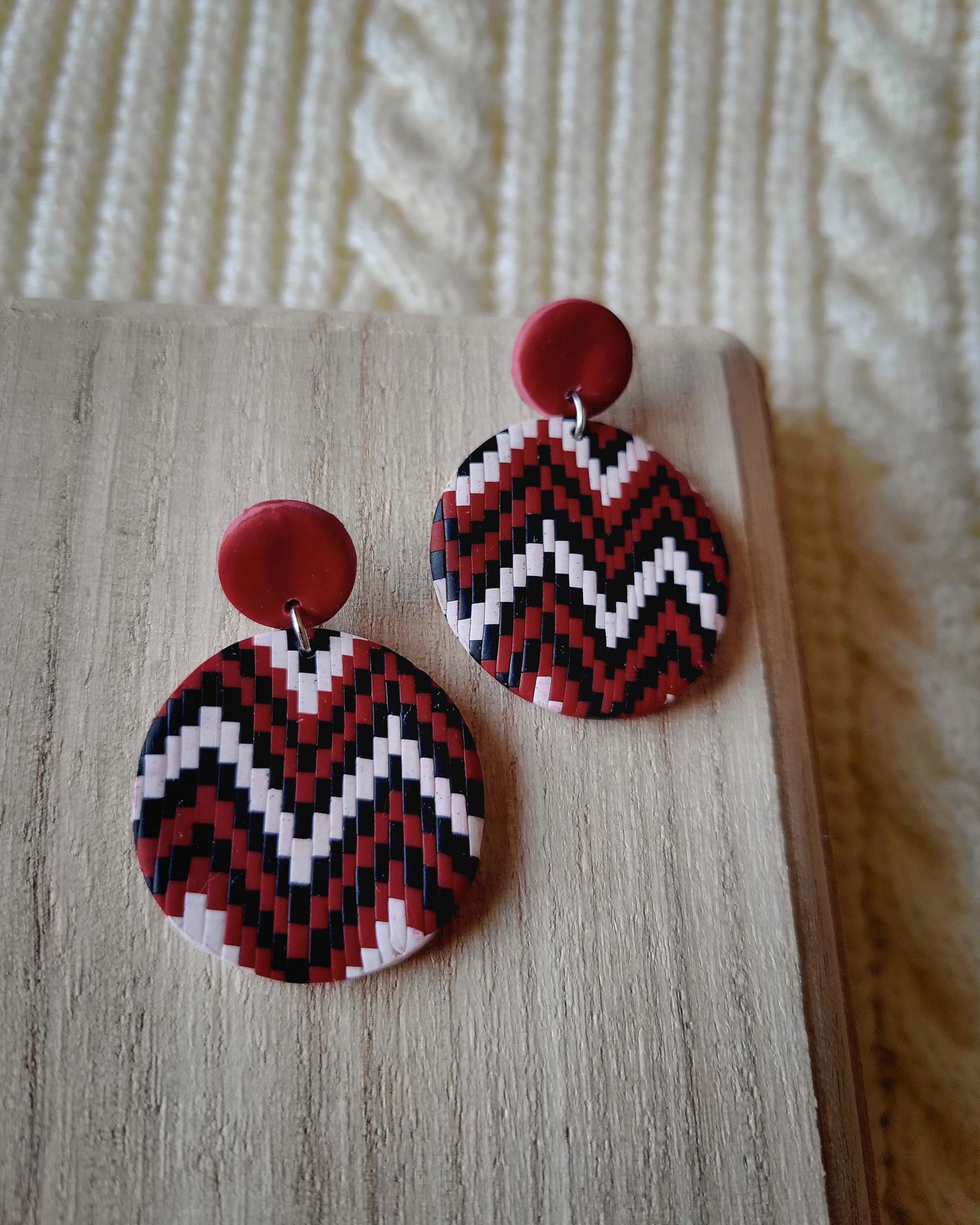 ウクライナのハンドメイド刺繍イヤリング、赤、黒、白の粘土ジュエリー 
