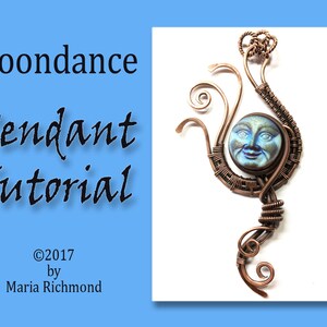Könnte beinhalten: Ein Anhänger aus Kupferdraht mit einem blauen Mondgesichts-Kamee. Der Anhänger ist in Form eines stilisierten Vogels mit langem Schwanz gestaltet. Der Titel "Moondance Pendant Tutorial" ist im Bild sichtbar.