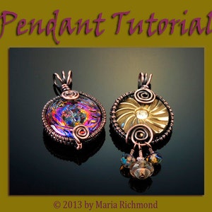 Könnte beinhalten: Zwei drahtgewickelte Anhänger, einer mit einem bunten, schillernden Glascabochon und der andere mit einem goldfarbenen Metallcabochon. Beide Anhänger haben einen Kupferdraht, der um die Cabochons gewickelt ist und ein Spiraldesign aufweist. Der Anhänger mit dem goldfarbenen Cabochon hat eine kleine Perlenkette, die daran hängt.