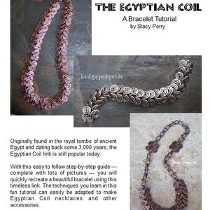 Puede incluir: Un tutorial paso a paso sobre cómo hacer un brazalete de espiral egipcio. El tutorial incluye fotos del brazalete terminado y los pasos involucrados en su elaboración. El texto de la imagen dice "The Egyptian Coil A Bracelet Tutorial by Stacy Perry".