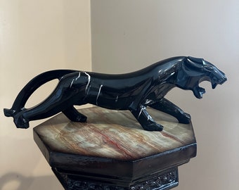 Handsnidad svart marmor Jaguar med vit ådring.