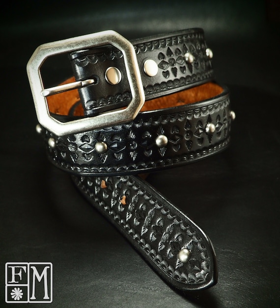 ブラックレザーのスタッズベルト：手作業で仕上げたビンテージスタイル