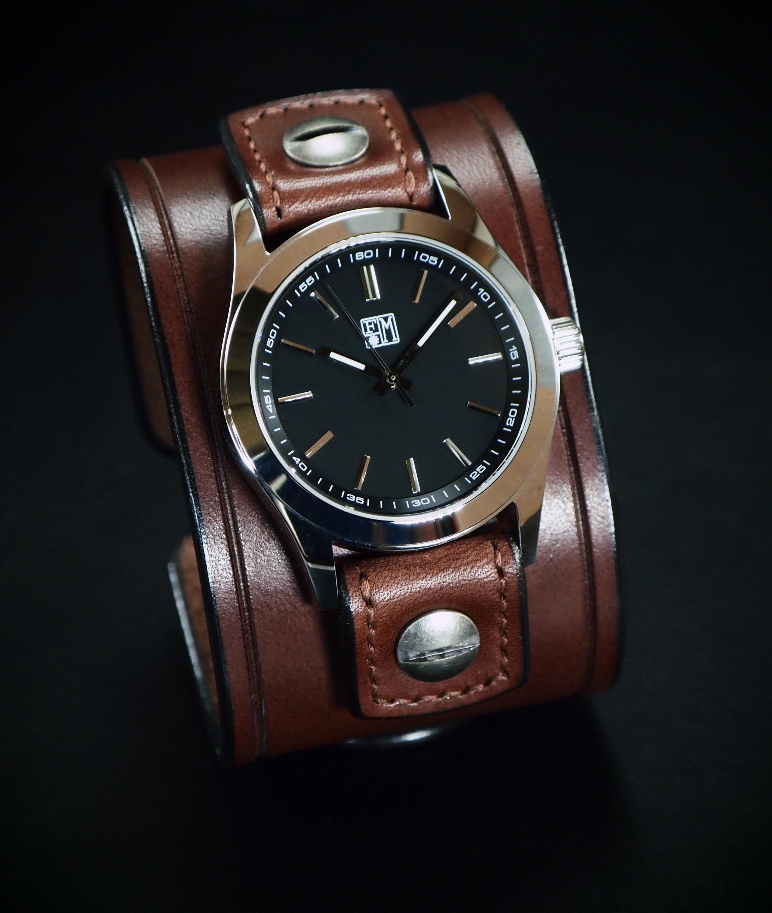 Orologio da polso maschile con cinturino in pelle larga e