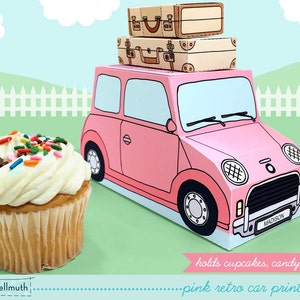 Pode incluir: Kit de carro retro rosa imprimível com bagagem no topo. O carro é projetado para conter cupcakes, doces e guloseimas. O kit inclui o texto "holds cupcakes, candy & treats!" e "pink retro car printable kit".