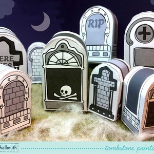 Puede incluir: Un kit de lápidas imprimibles para la decoración de Halloween. El kit incluye ocho diseños de lápidas diferentes con varias inscripciones, incluyendo "RIP", "Aquí yace" y una calavera y huesos cruzados.