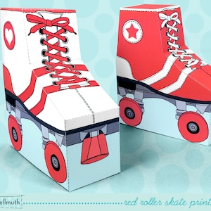 Könnte beinhalten: Druckbarer Papierbastel-Bausatz für die Herstellung von roten und weißen Rollschuhen. Die Schuhe haben einen Stern und ein Herz.  "red roller skate printable kit" steht unten auf dem Bild.