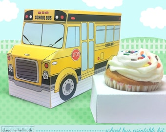 Peut inclure: Un kit imprimable de porte-cupcake en forme de bus scolaire. Le kit comprend un bus scolaire jaune avec les mots "School Bus" sur le devant et un porte-cupcake. Le porte-cupcake est blanc et contient un cupcake avec un glaçage blanc et des pépites colorées sur le dessus.