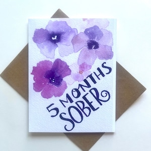 5 maanden sobere kaart met roze en paarse bloemen