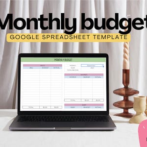 Peut inclure: Un ordinateur portable affichant un modèle de feuille de calcul Google pour un budget mensuel. La feuille de calcul est divisée en deux sections : Factures et Sources. La feuille de calcul comporte des colonnes pour Facture, Budget, Réel et Dépenses totales. La feuille de calcul comporte également des colonnes pour Source, Budget et Réel. La feuille de calcul est intitulée « Budget mensuel ».