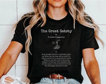 グレート・ギャツビーのシャツ、グレート・ギャツビーのTシャツ、お父さんへのグラフィックTシャツ、父の日ギフト、英語教師へのクリスマスプレゼント、ブック風ユニセックスTシャツ
